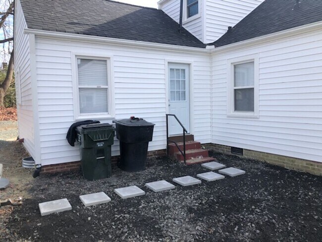 Building Photo - Four bedroom, 2 bath house in Burlington