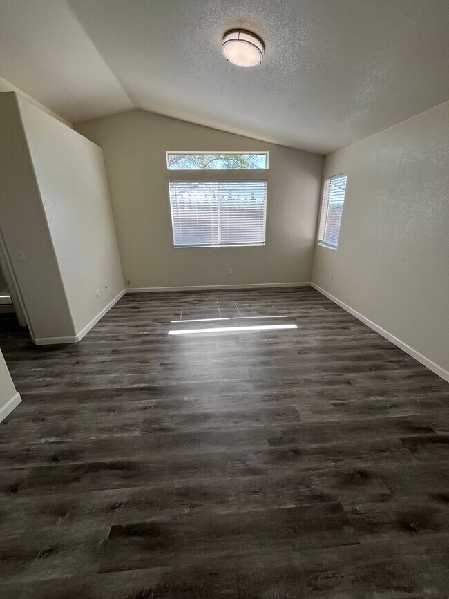 Building Photo - NICE UPDATED HOME IN ELK GROVE!!