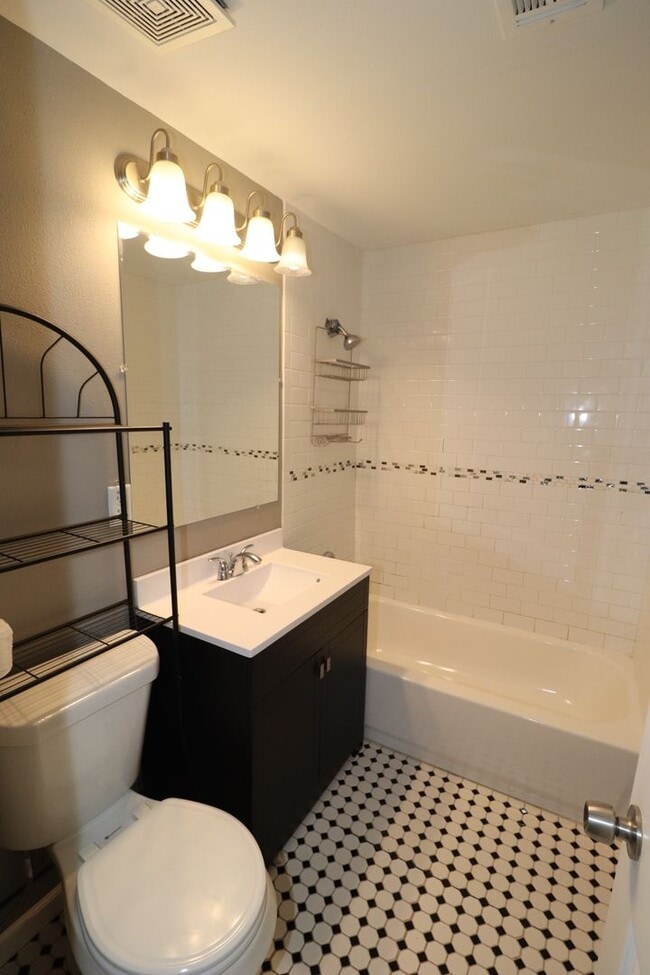 Building Photo - Family home for rent!