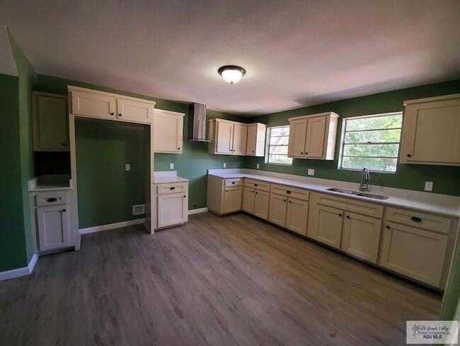 Building Photo - 510 W Buchanan St