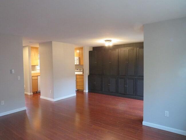 Building Photo - Juanita Townhome in Westwood Village ** 2bed/1.5 bath corner unit with Nice Private Backyard  $21...