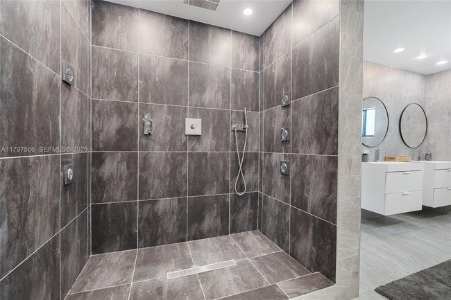 Building Photo - 20375 NE 22nd Pl