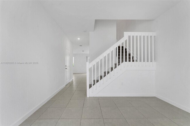 Building Photo - 725 SE 14th Ct
