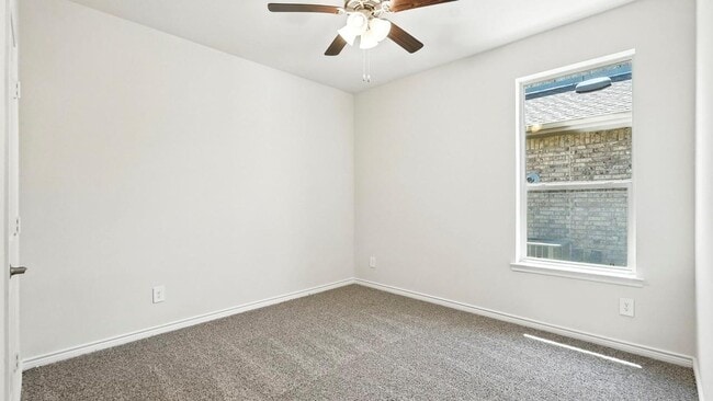 Building Photo - Welcome to this stunning 4-bed, 2-bath home with flex space, style, and comfort throughout!