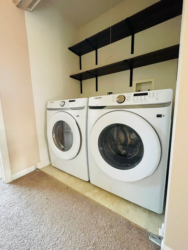 Building Photo - 2401 Sunshine Ln