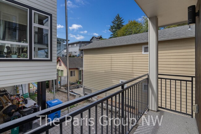 Building Photo - Modern 2BR Columbia City/Hillman City Town...