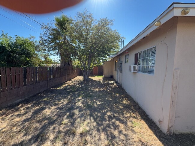 Building Photo - 2 Bedroom 1 Bath Duplex