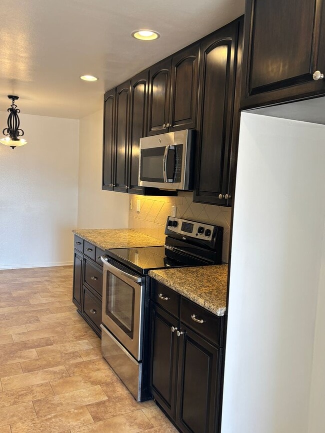 Building Photo - Gorgeous condo with Amazing Views!