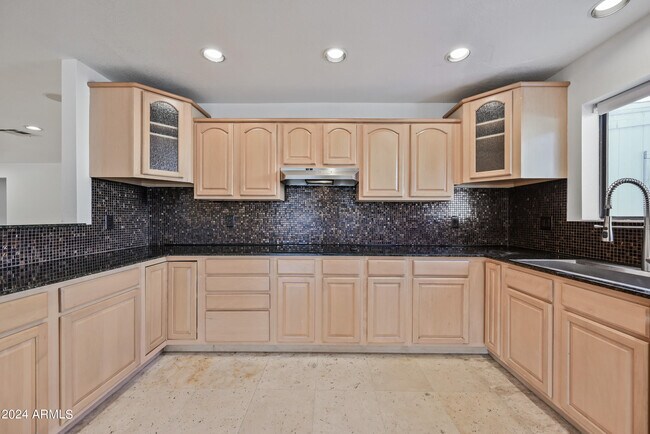 Building Photo - 1831 E La Jolla Dr