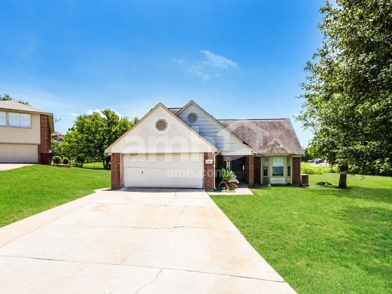Primary Photo - 13318 Hilltop Cir