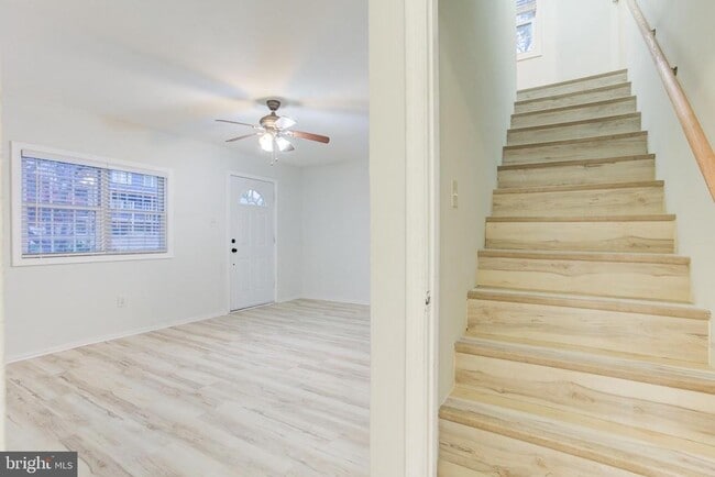 Building Photo - 121 Cabbel Dr