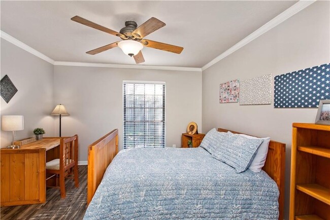 Building Photo - College Station - 2 Bedroom / 1 bath - fen...