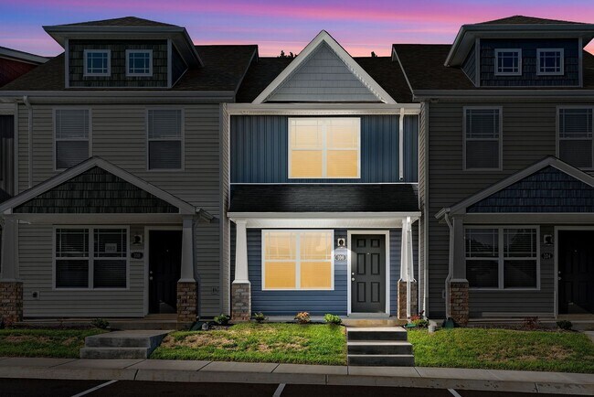 Building Photo - 2 Bedroom Condo For Rent Near Madison Street!