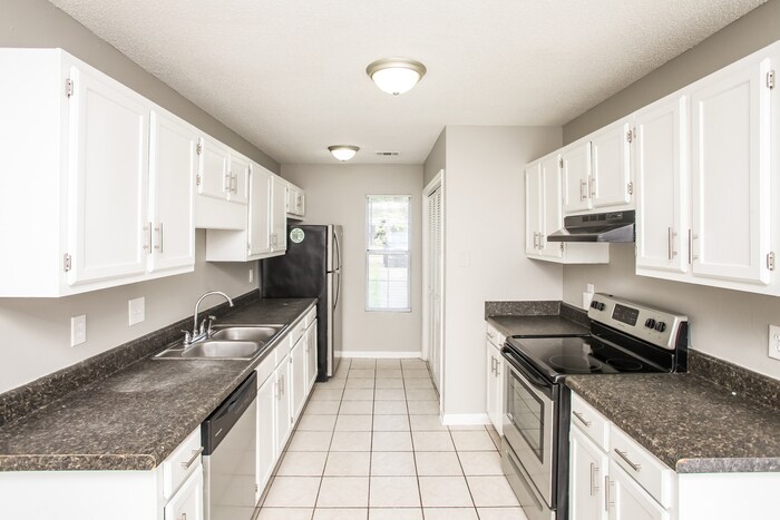 Building Photo - 1223 Lykes Ln