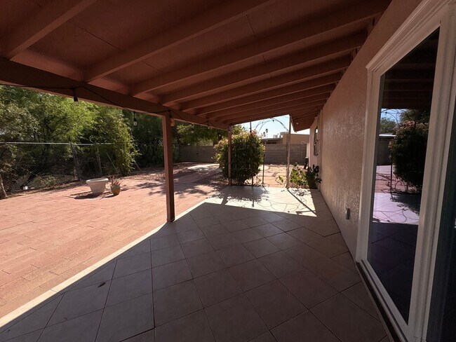 Building Photo - Newly Upgraded 3Bed 2Bath Home On Ina & Thornydale