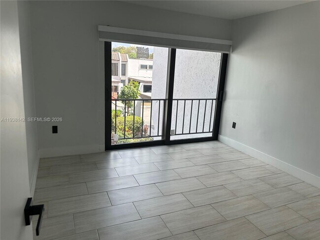 Building Photo - 6526 Kendale Lakes Dr