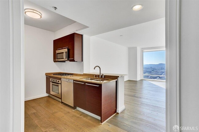 Building Photo - 425 1st St