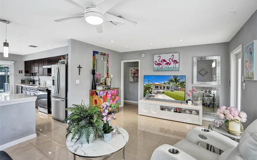 Building Photo - 1001 NE 17th Ct