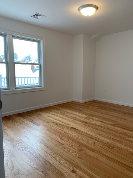 Building Photo - 17 Howland St