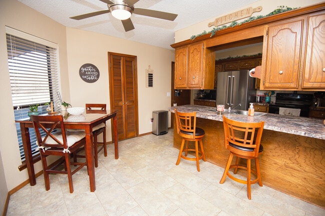 Building Photo - 4901 N Rogers Dr