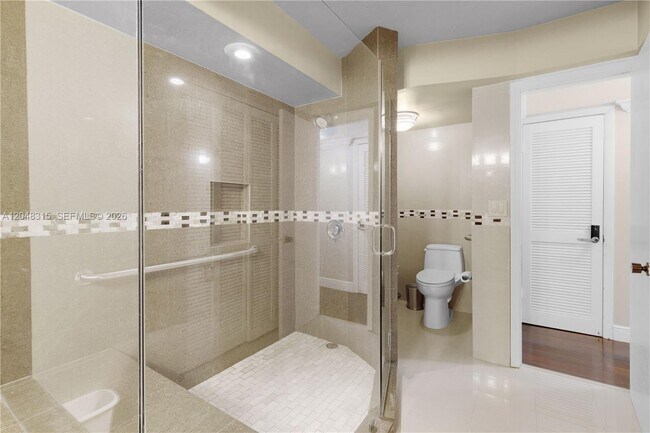 Building Photo - 6423 Collins Ave