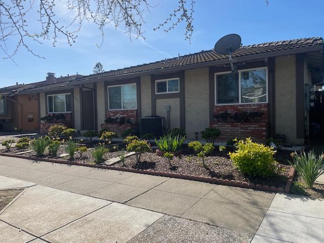 Building Photo - 4416 Moorpark Ave