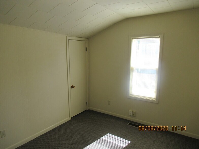 Building Photo - 419 E 12th St