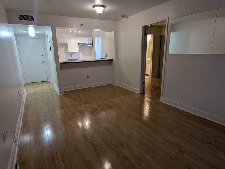 Building Photo - 850 N Miami Ave