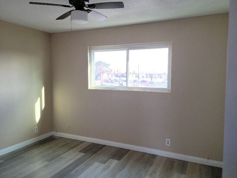 Building Photo - 3701 Thomas Ave