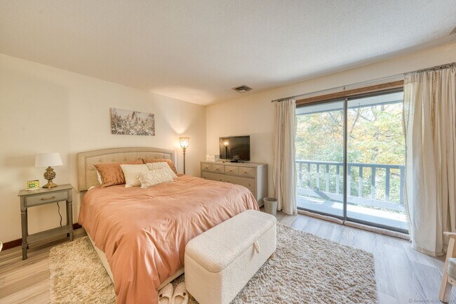 Building Photo - 10 Deepwood Dr