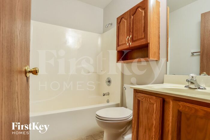 Building Photo - 819 Lakeside Manor Dr