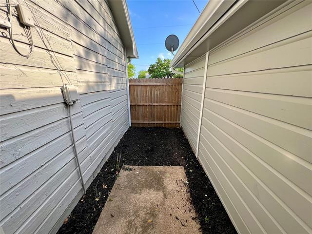 Building Photo - 300 W 4th St