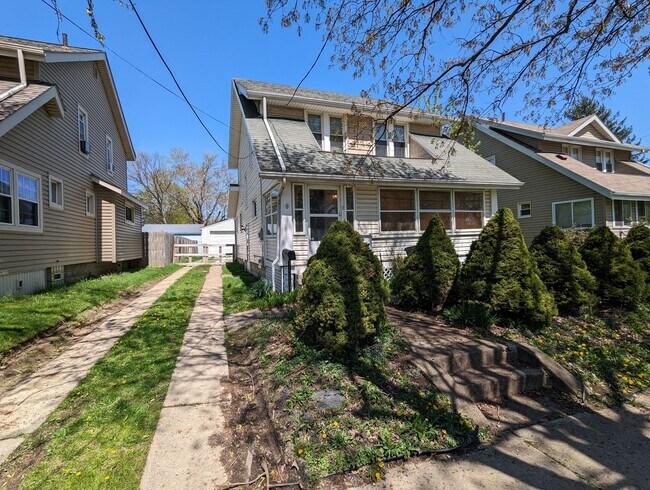 Building Photo - Large, spacious home for rent!