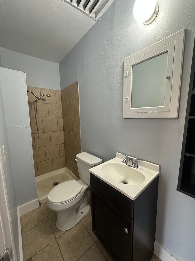 Building Photo - 1700 S Lincoln St