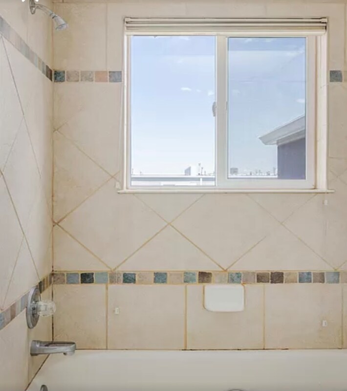 Building Photo - 1021 Blvd