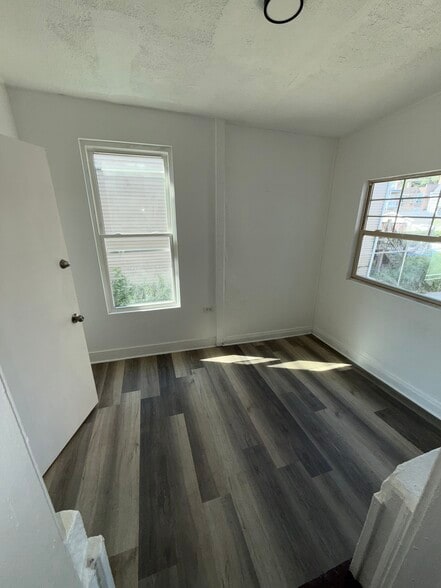 Building Photo - 5005 W Ferdinand St