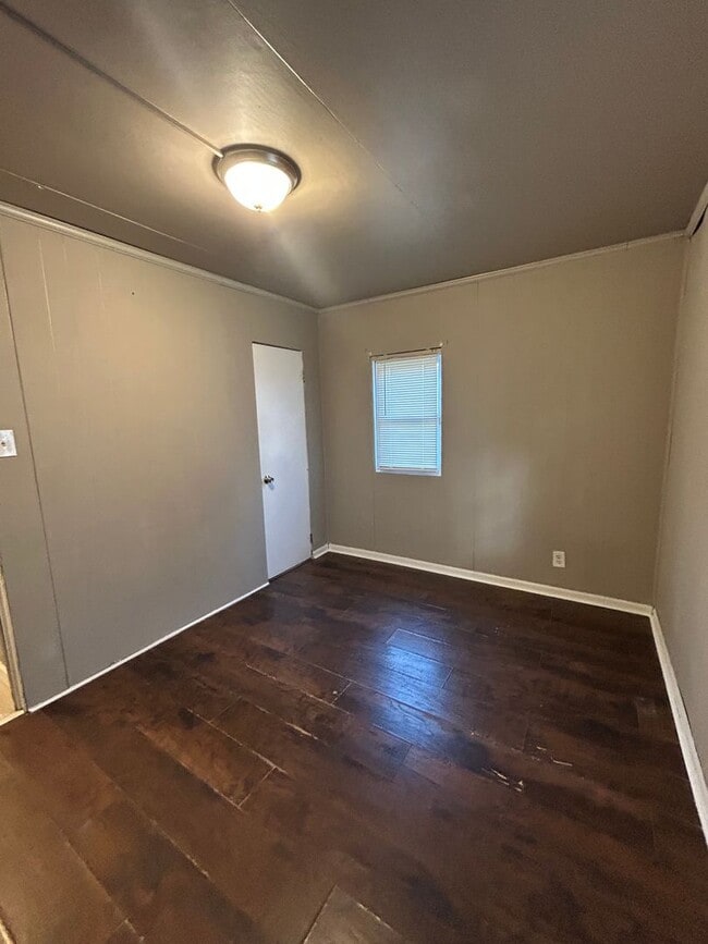 Building Photo - RENT THIS 2 BEDROOM ON A QUIET BLOCK!
