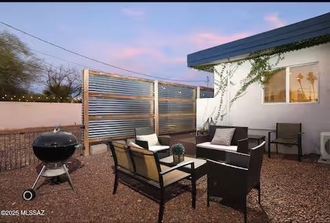 Building Photo - 2039 E 8th St