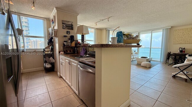 Building Photo - 1155 Brickell Bay Dr