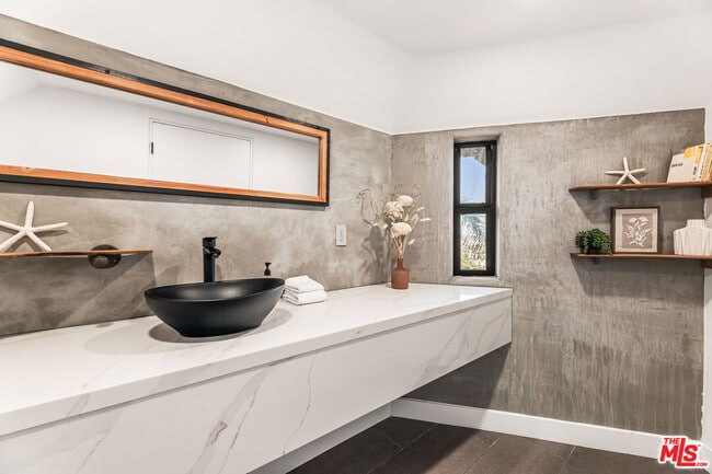 Building Photo - 8425 Hillside Ave