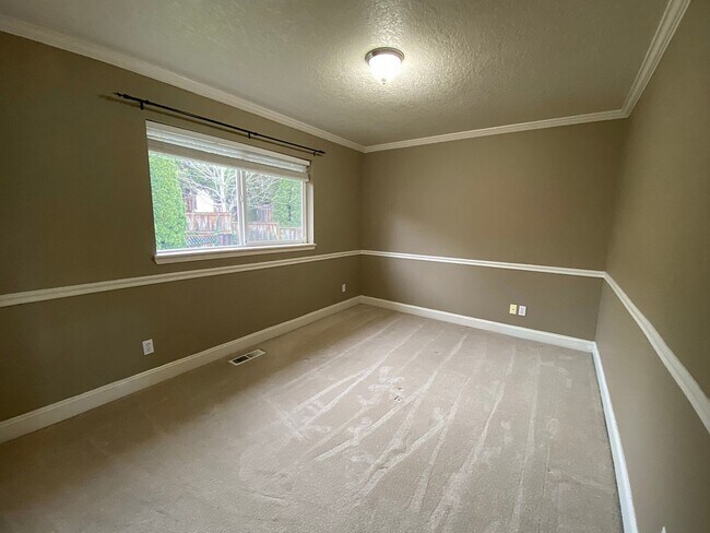 Building Photo - Great NW Home with Fenced Yard, Large Gara...