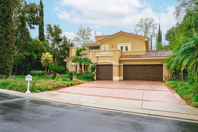Building Photo - Elegant 5BR Furnished Estate with Pool & G...