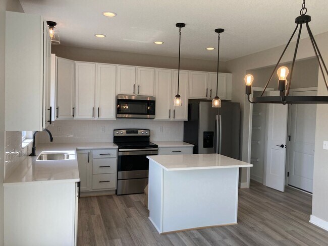 Building Photo - Beautiful 4 Bed Home For Rent! Amazing Loc...