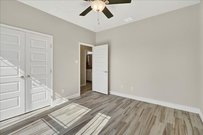 Building Photo - 15229 Barataria Dr