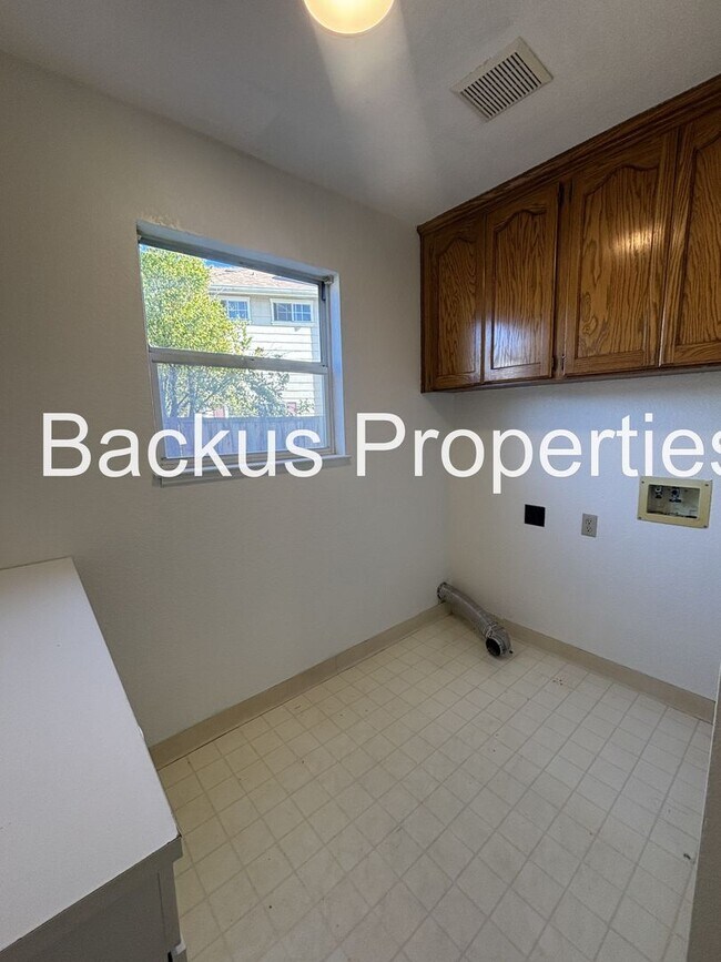 Building Photo - Great two-bedroom home at end of cul-de-sac