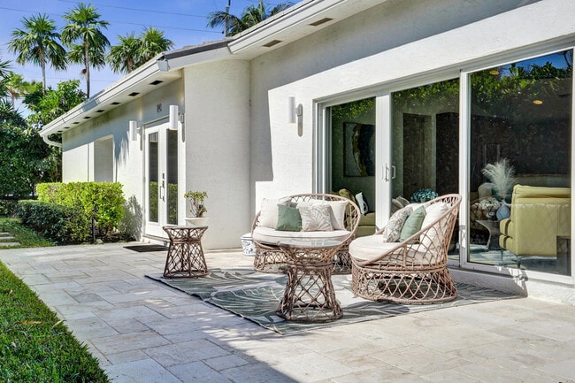 Building Photo - 1212 Hillsboro Mile