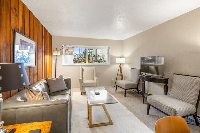 Building Photo - Downtown Anchorage Two Bedroom Two Bath (102)