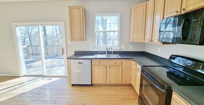 Building Photo - 3 Bed / 2-1/2 Bath Single Family Home w/1-Car garage