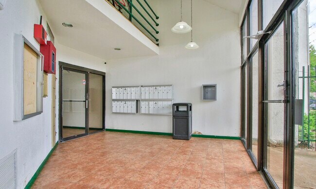 Building Photo - 2822 S Bartell Dr