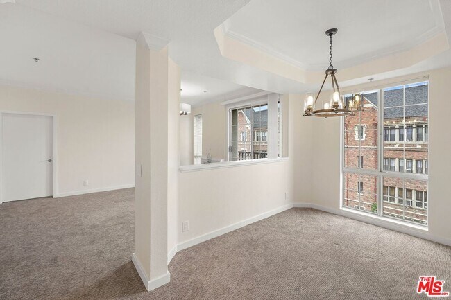 Building Photo - 585 N Rossmore Ave